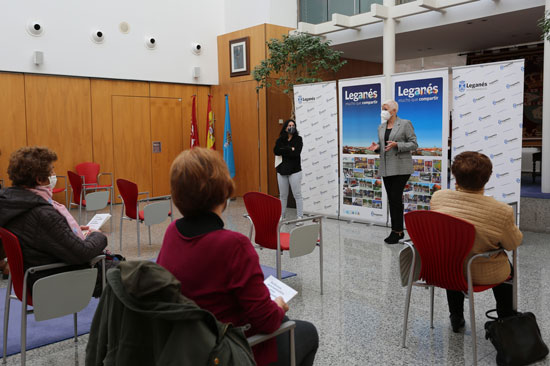 Angelines Mic entrega a los participantes del certamen "Relatos personales de una pandemia" un ejemplar del libro editado con sus textos