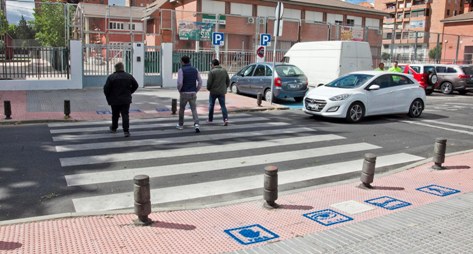 El Ayuntamiento de Legans comienza a sealizar con pictogramas los pasos de cebra de los colegios con aula TEA