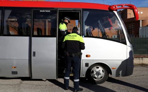 Polica Local revisa los vehculos escolares