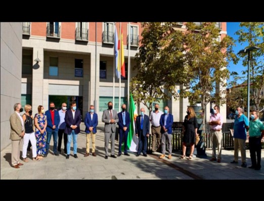 La bandera de Extremadura ondeó en la Casa Consistorial en el inicio de los actos de la 40ª edición del Día de Extremadura en Leganés